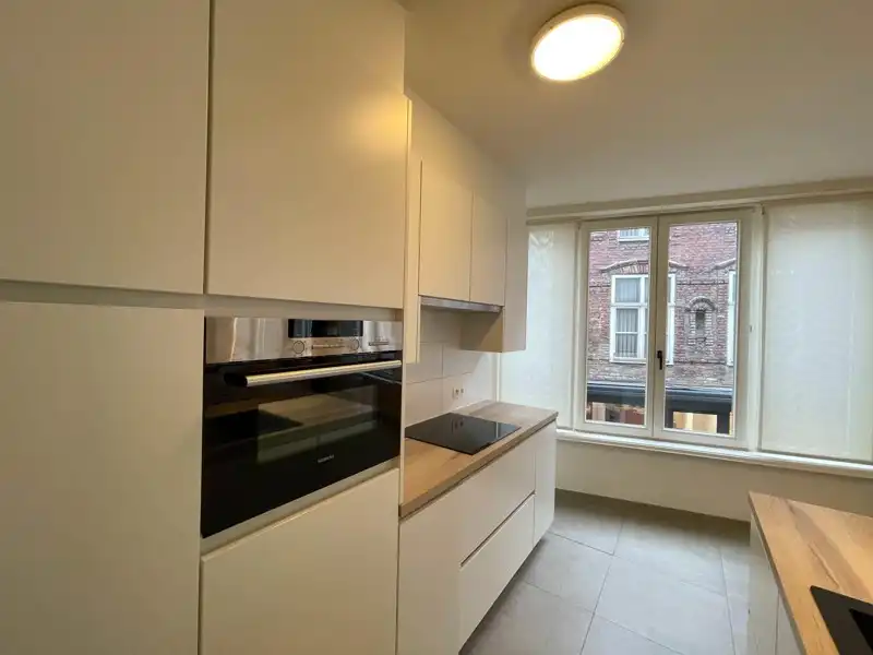 Instapklaar 2-slaapkamer appartement in hartje Kortrijk! foto 7
