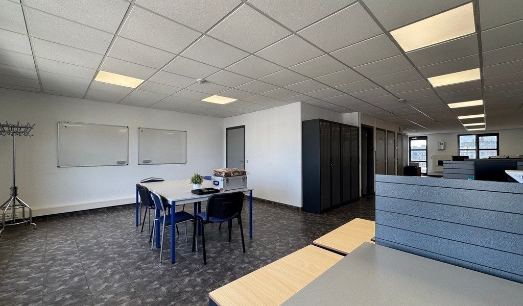 Instapklaar kantoor te huur aan N120 te Deurne foto 3