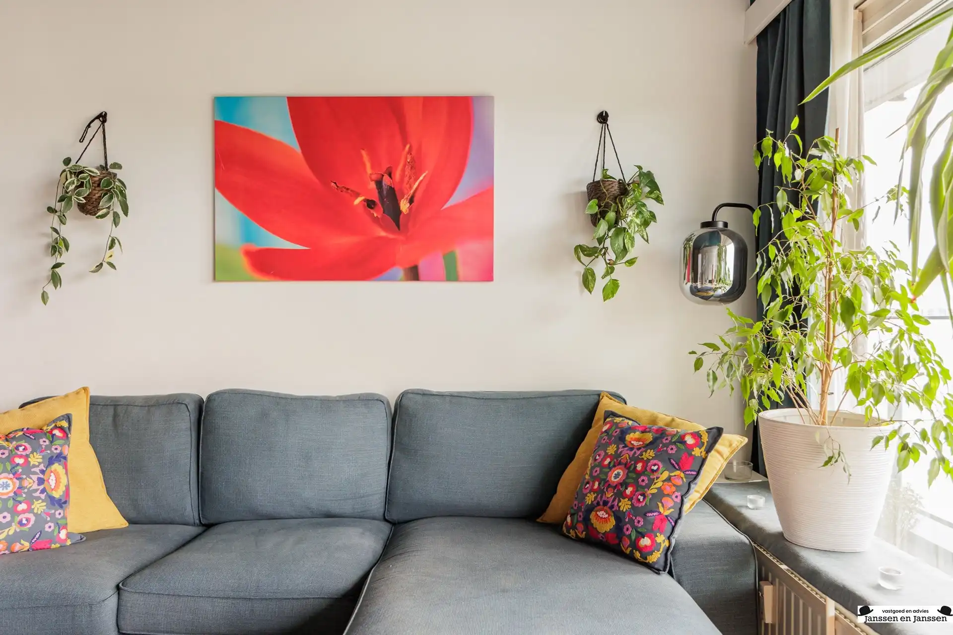Ruim twee slaapkamer-appartement met panoramisch uitzicht! foto 3