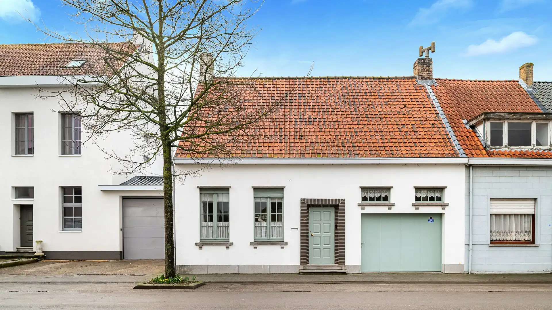 Hoofdfoto van de publicatie: Charmante woning met garage, zonnige tuin en wijnkelder in Dudzele 