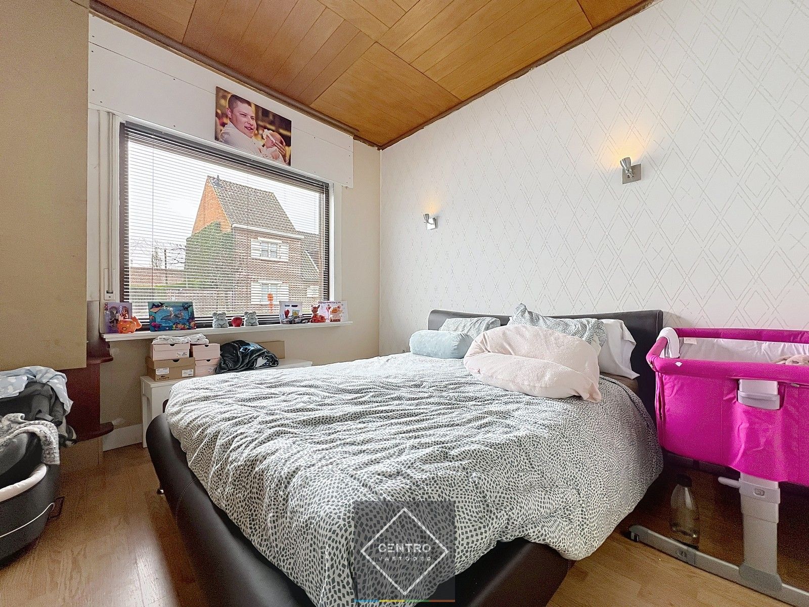 Voor de snelle beslisser! Leuke, BETAALBARE,  verder af te werken STARTERS-woning in het centrum van HEULE. foto 10