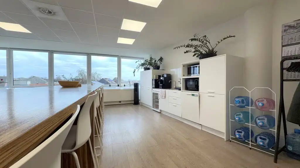 Knap ingericht kantoor te huur in Antwerp Gate I te Berchem foto 6