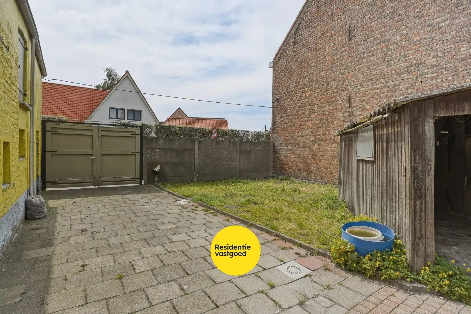 Te renoveren halfopen woning met tuin en oprit/garage foto 9