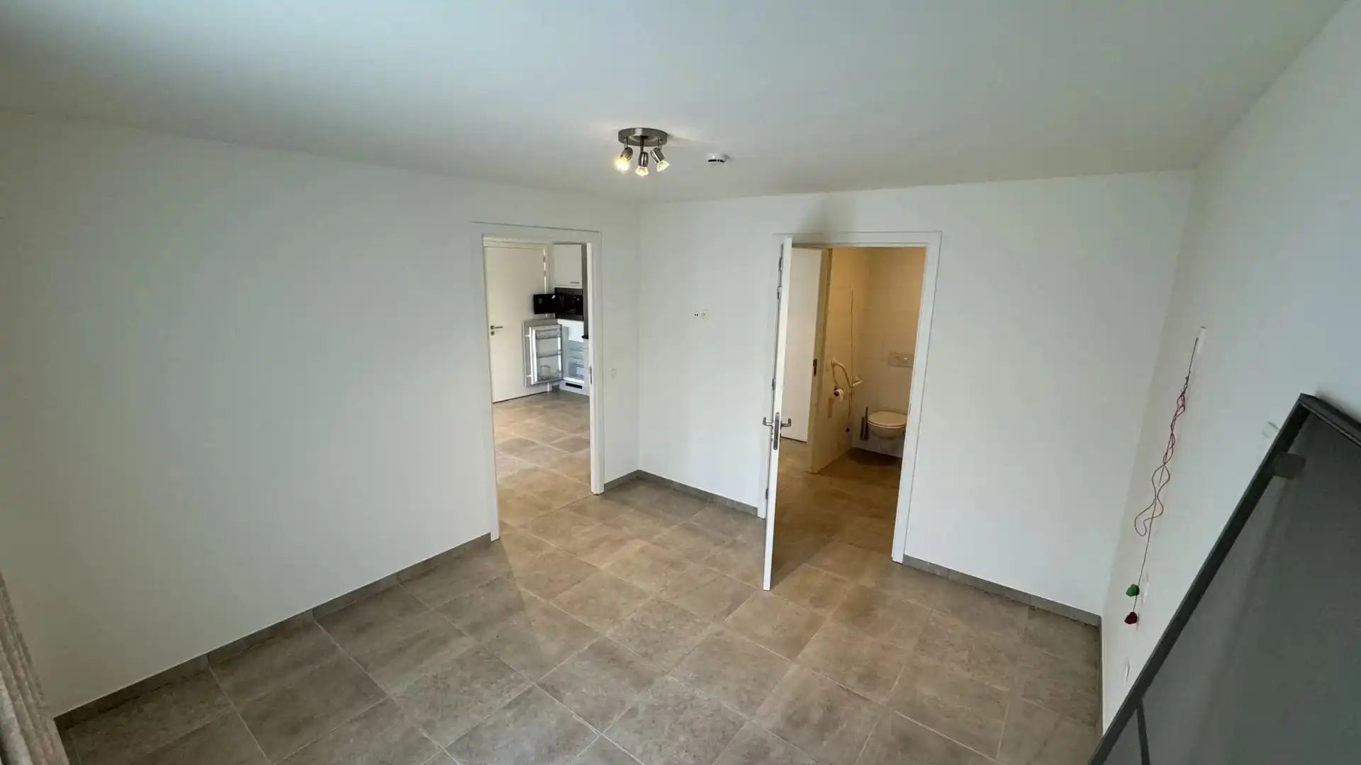 Serviceflat met 1 slaapkamer en balkon, momenteel verhuurd. foto 19