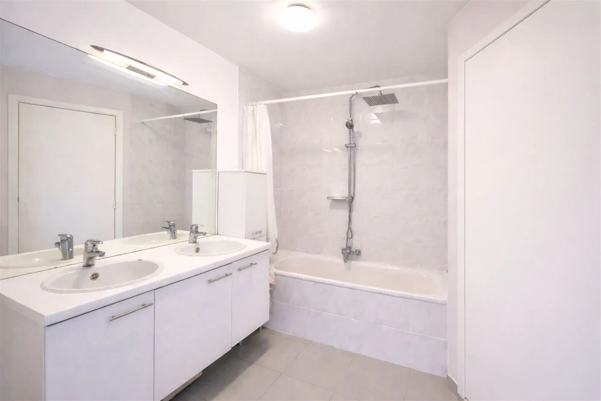 Instapklaar appartement met zonnig terras op toplocatie in Wilrijk foto 7