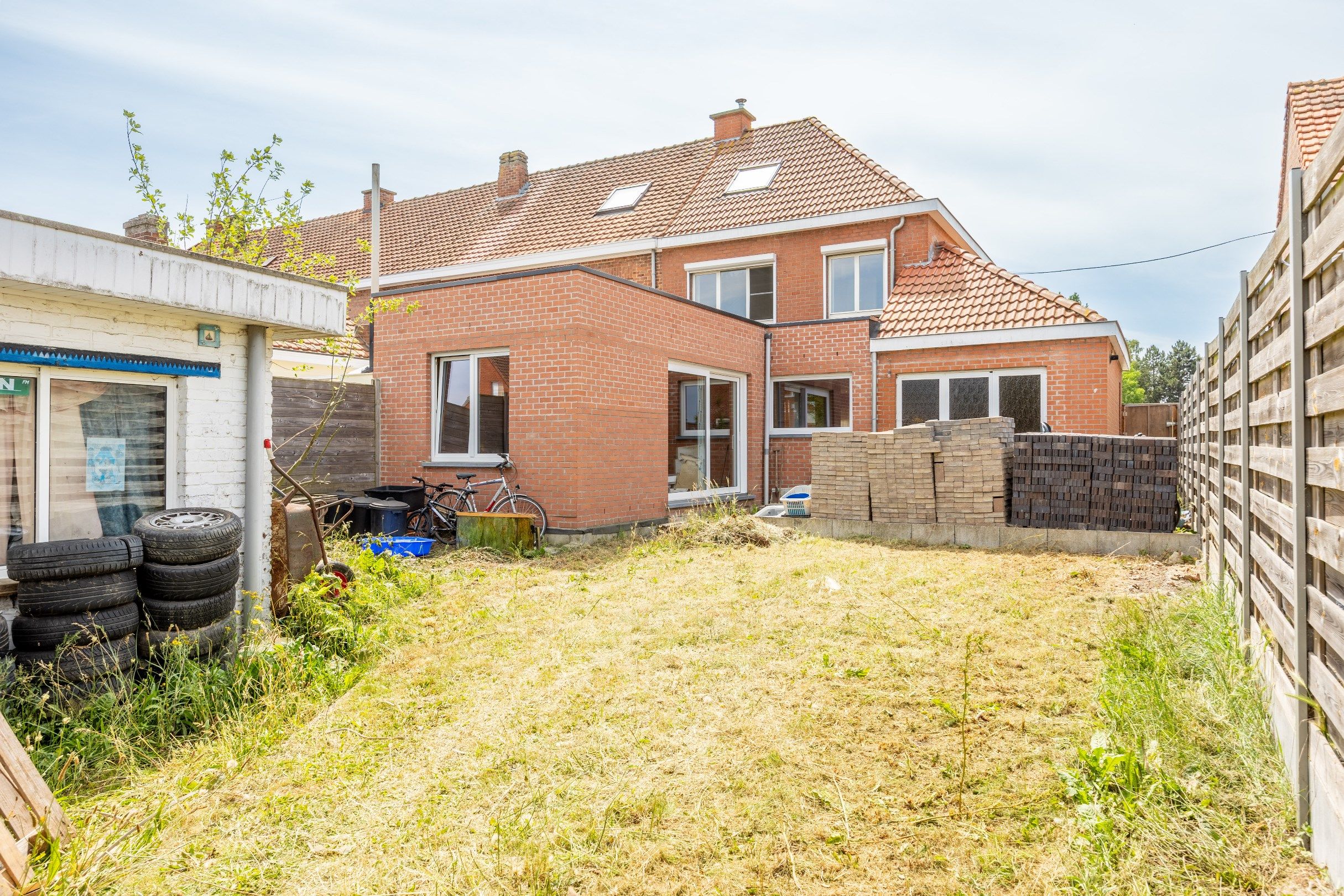 Verder te renoveren halfopen woning met uitweg.  foto 18
