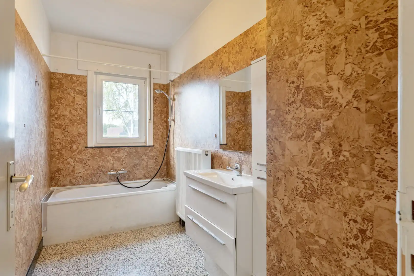 Ruime gezinswoning op een perceel van 9a60ca met 4 slaapkamers en een inpandige garage nabij het centrum van Opoeteren foto 12