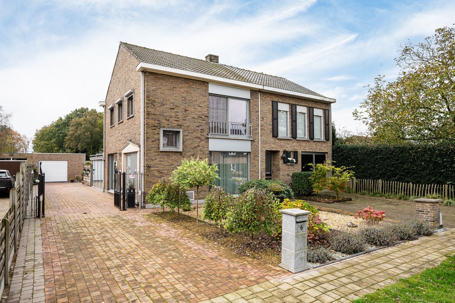 Gezellige woning met prachtige tuin op een rustige locatie buiten het centrum van Eeklo foto {{pictureIndex}}