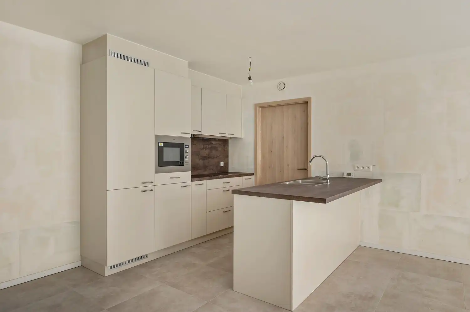 PRACHTIG 3 SLAAPKAMER APPARTEMENT MET ONDERGRONDSE AUTO-STAANPLAATS EN AANPALENDE BERGING foto 3