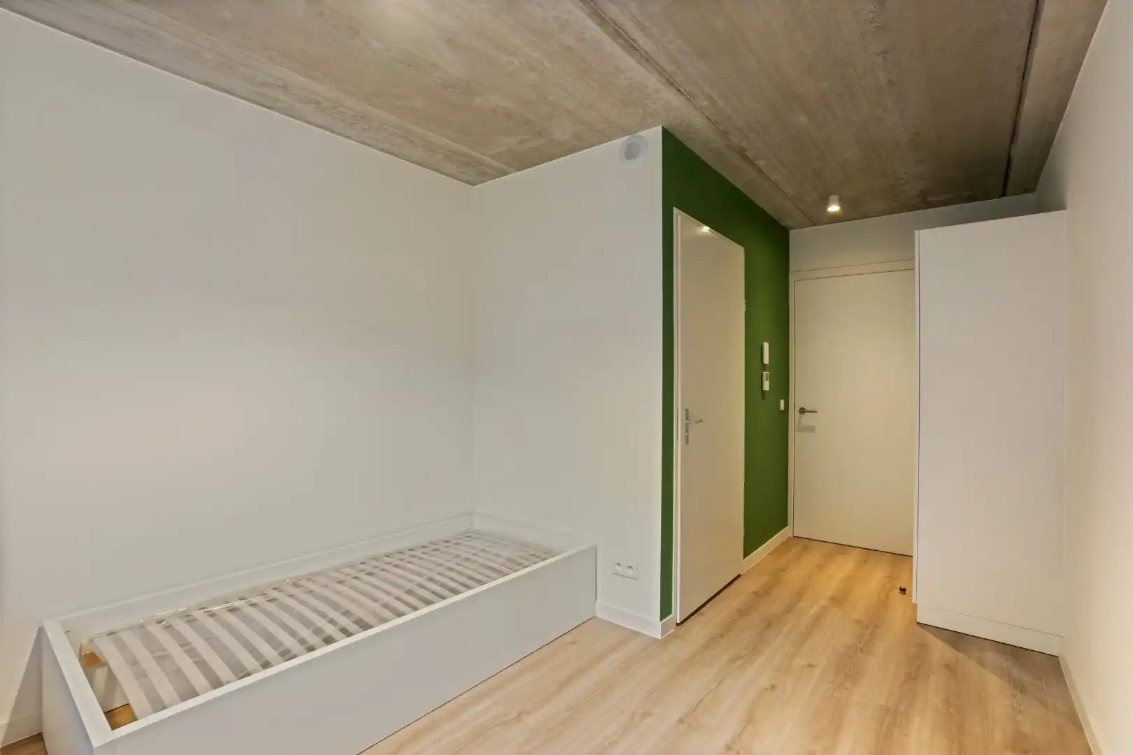 Gelijkvloerse nieuwbouwstudentenkamer met privébadkamer in hartje Kortrijk foto 6