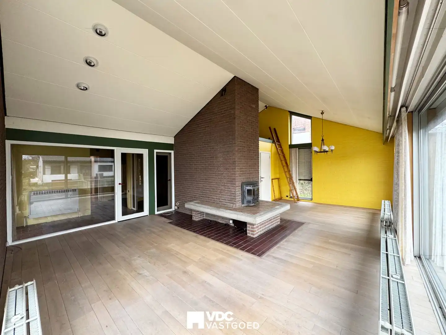 Ruime open bebouwing met prachtige tuin en veel potentieel foto 10