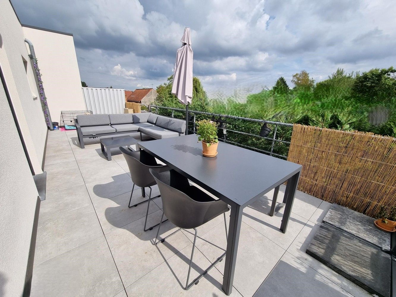 Dakappartement met 2 slaapkamers, ruim terras en tuin. Staanplaats inbegrepen. foto 3