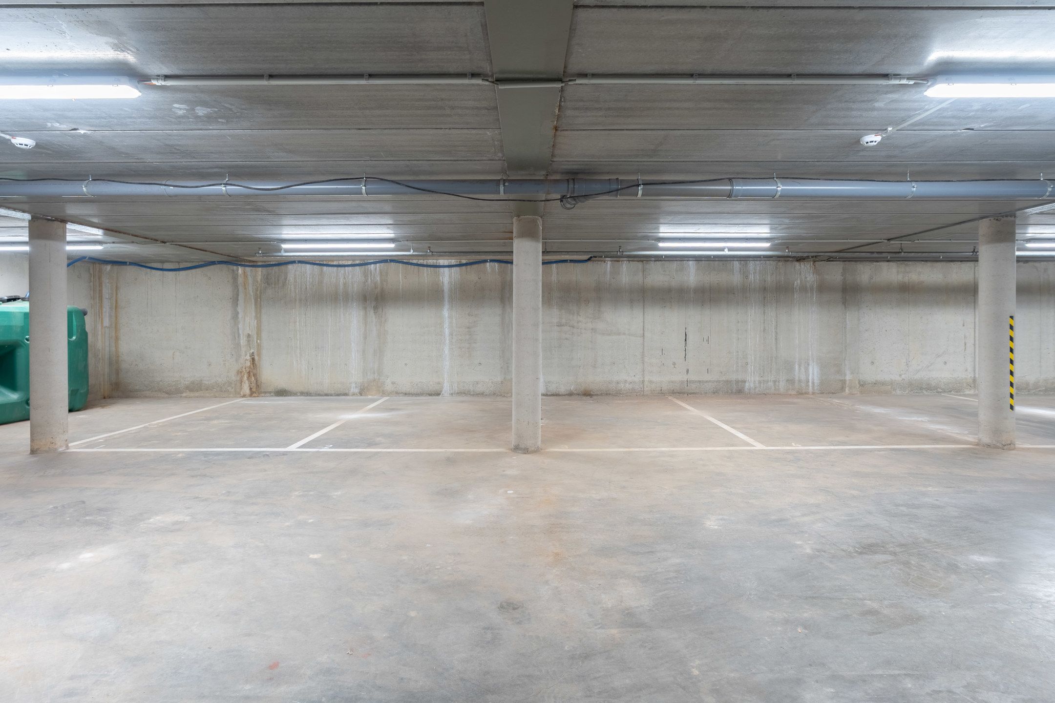 Zeer gunstig gelegen ondergrondse autostaanplaatsen te koop! foto {{pictureIndex}}