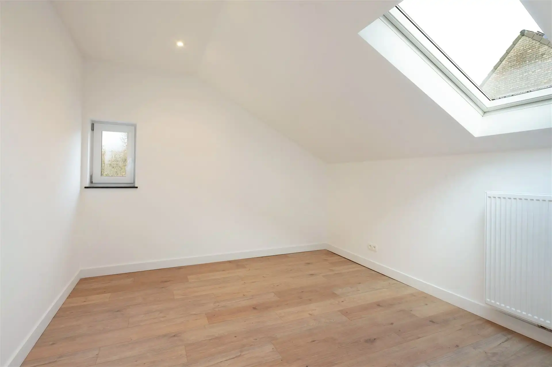 Volledig geroveerde, instapklare gezinswoning foto 13