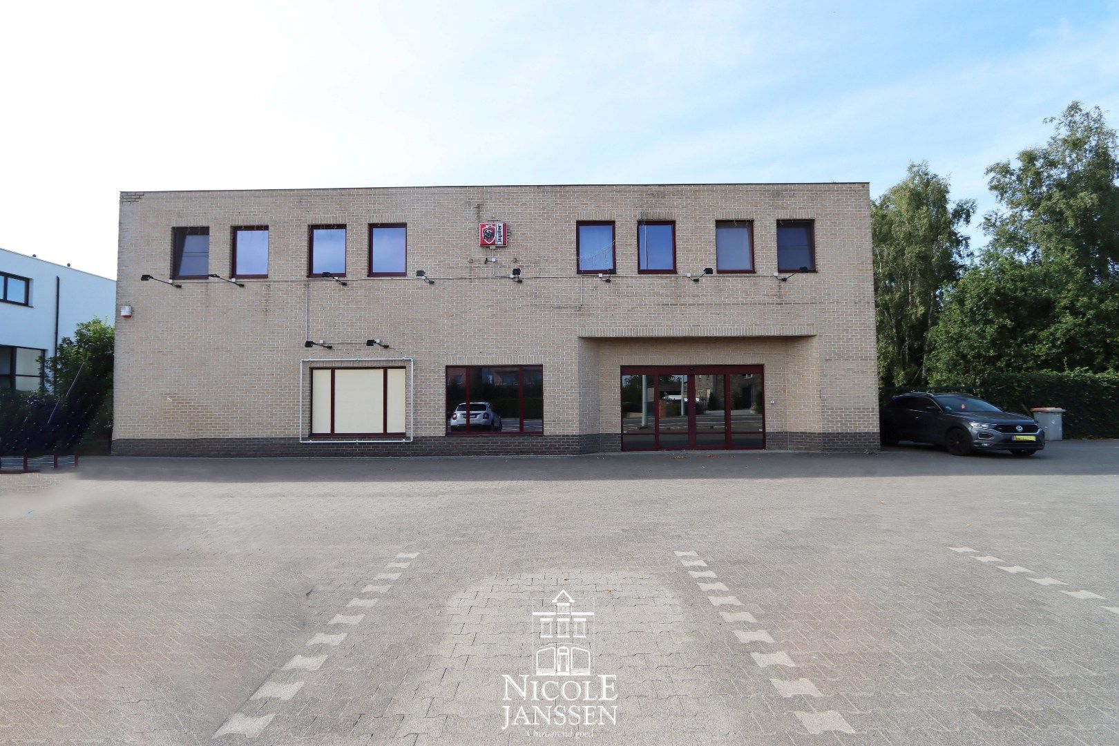 Gelijkvloers handelspand met 2 bovenliggende appartementen foto {{pictureIndex}}