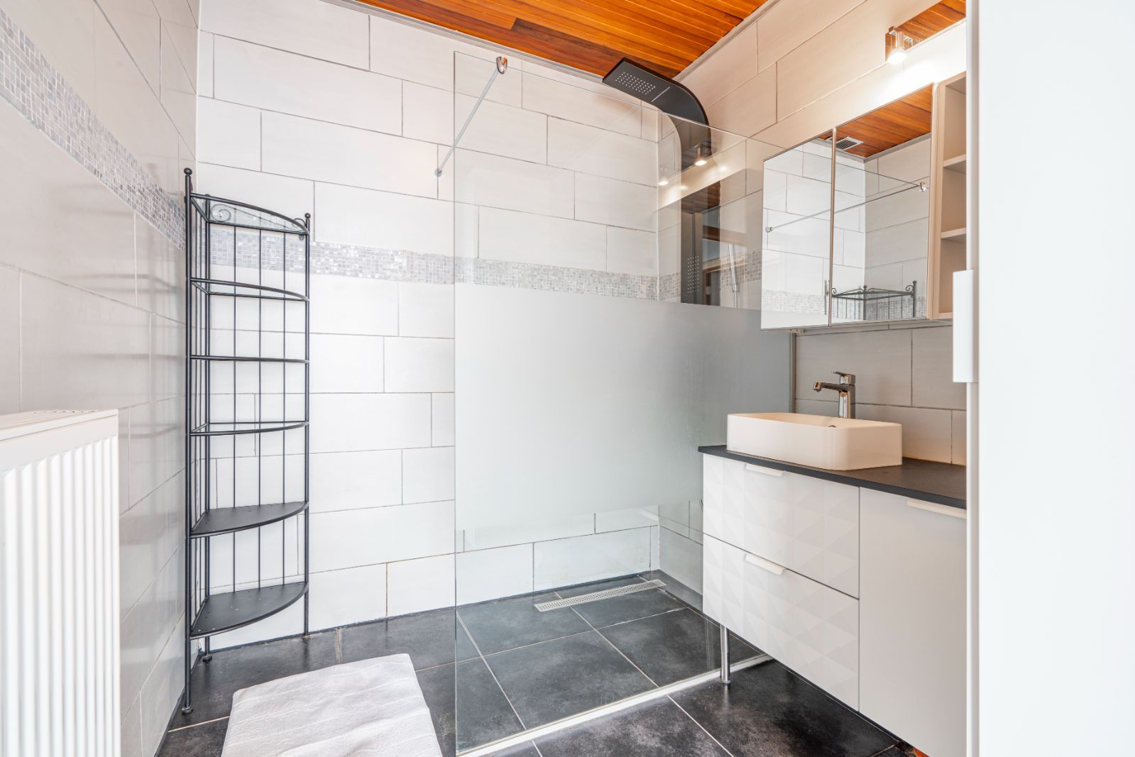 Instapklare woning met zonnepanelen en uitweg via achterliggende ruime garage! foto 7