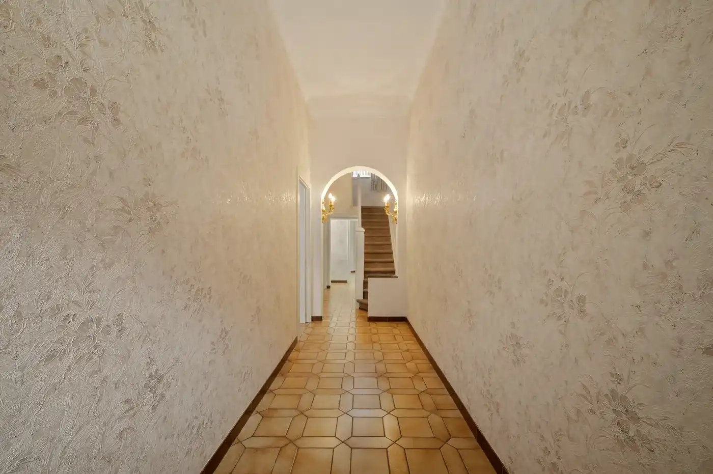 Te renoveren woning met 3 slaapkamers, garage en nabij voorzieningen foto 5