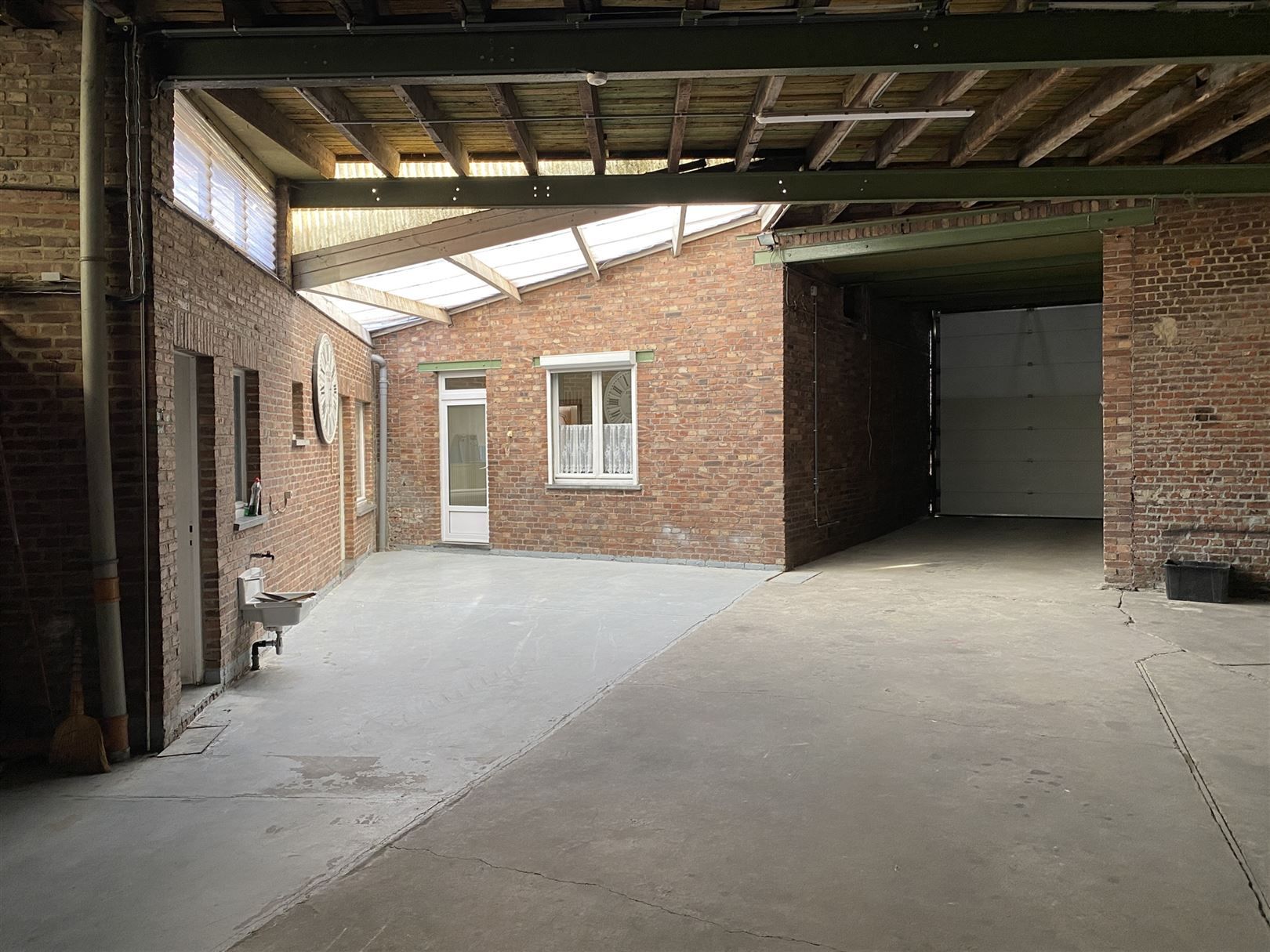 Ruime woning met garage en opslagruimte. foto 20