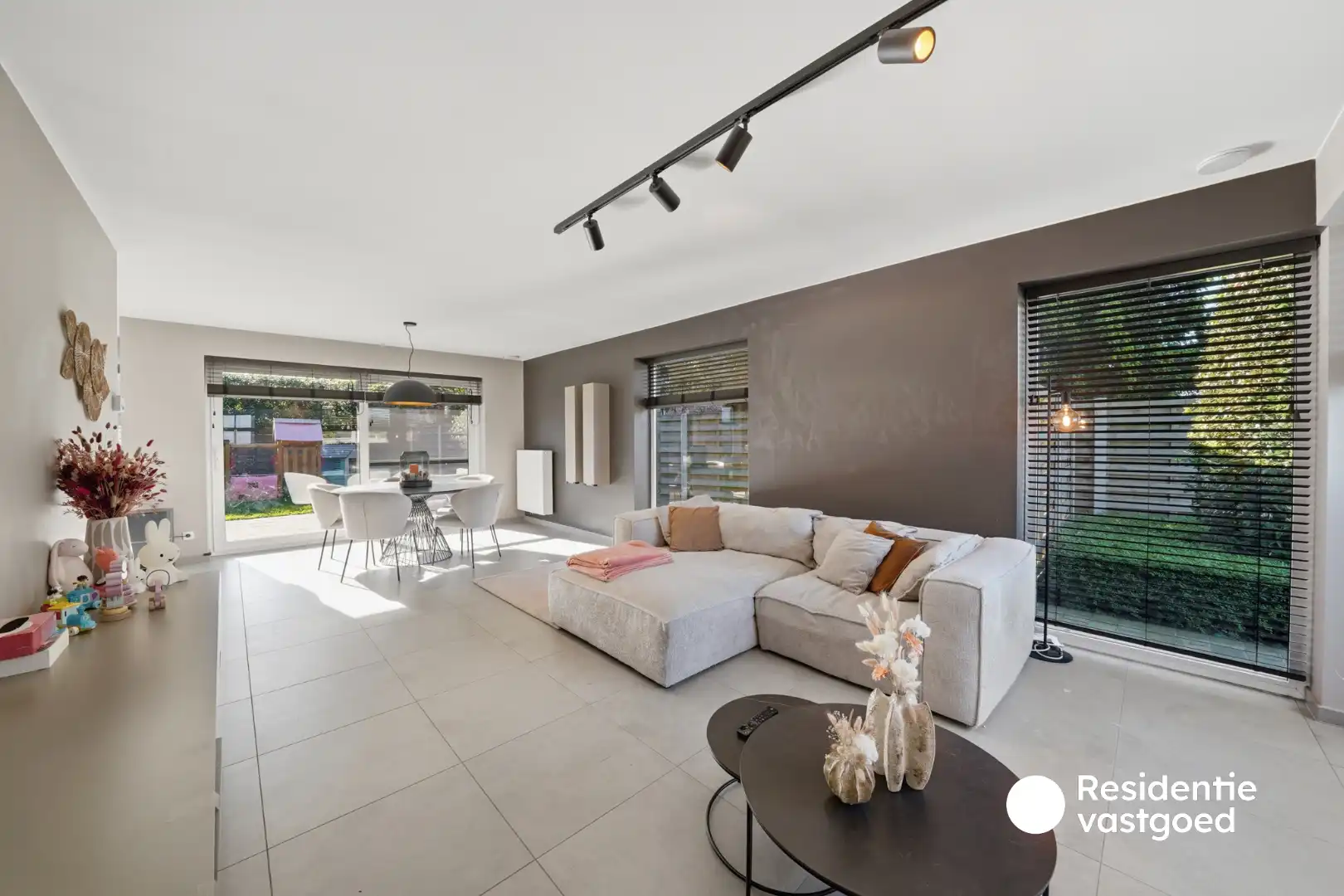 Prachtige zeer recente halfopen woning in rustige wijk te Oudenburg centrum foto 4