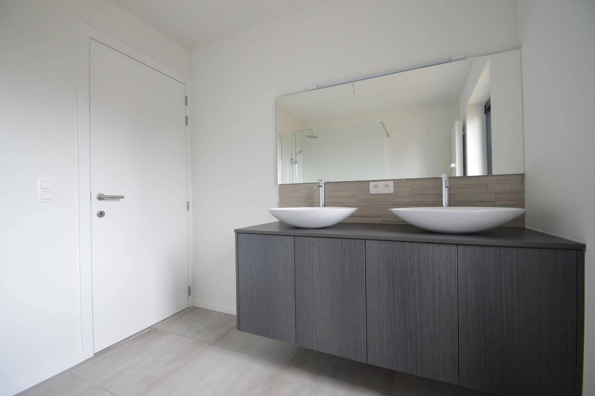  Stijlvol luxueus ingericht appartement met 2 slaapkamers en terras in hartje Hoeselt foto 18