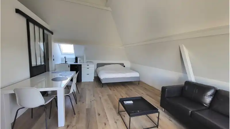 Gemeubelde studio te huur in het centrum van Brugge foto 3