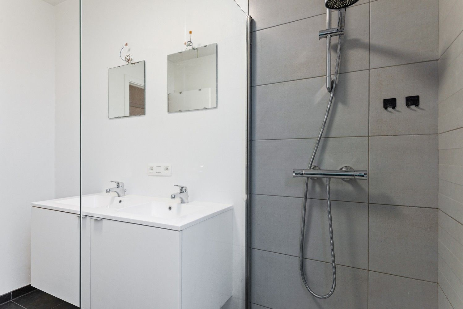 Modern appartement met 2 slaapkamers, terras & autostaanplaats op toplocatie in Lier! foto 11