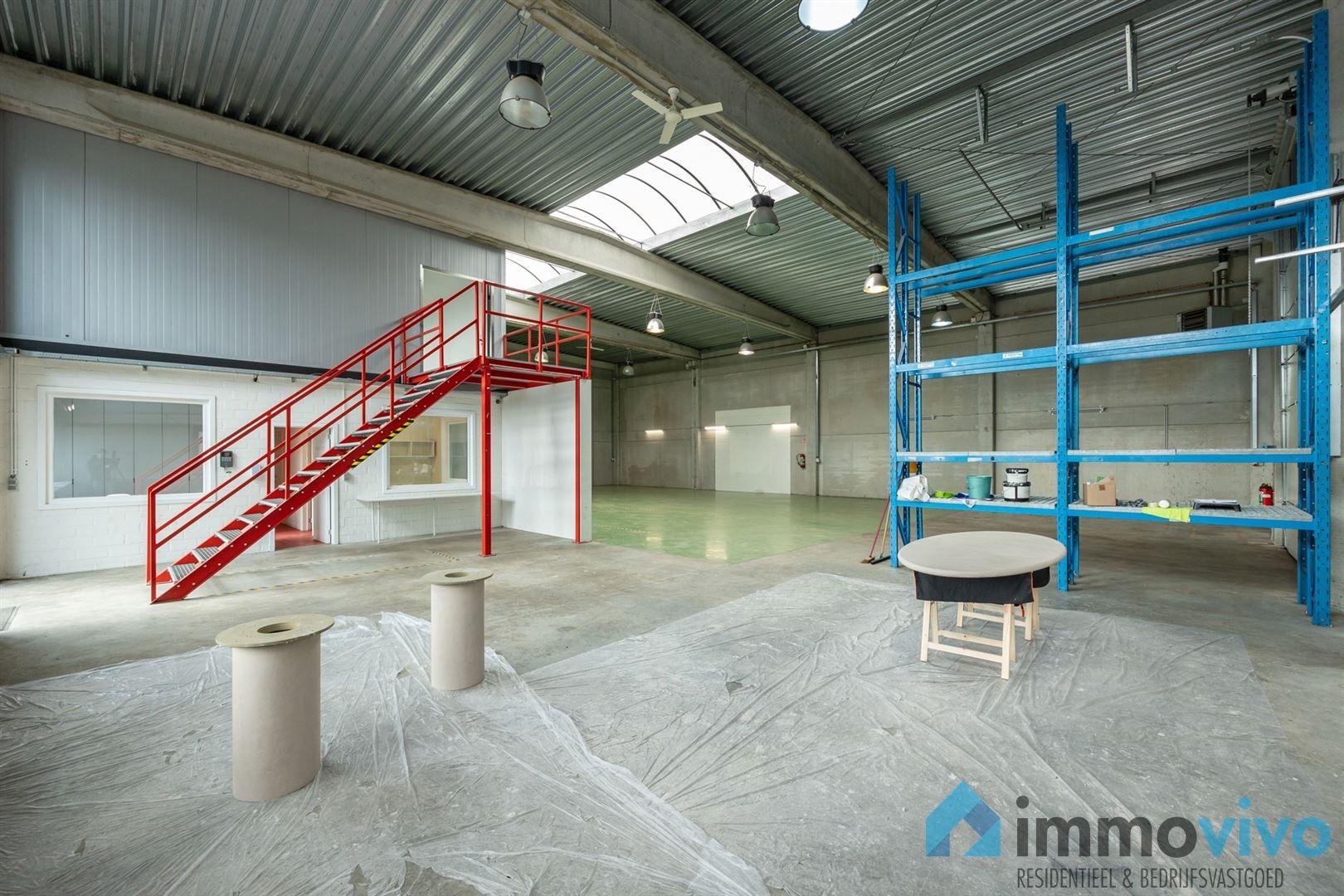 Instapklare KMO-unit van 400 m² met 160 m² kantoor en 5 pp. op toplocatie foto 7