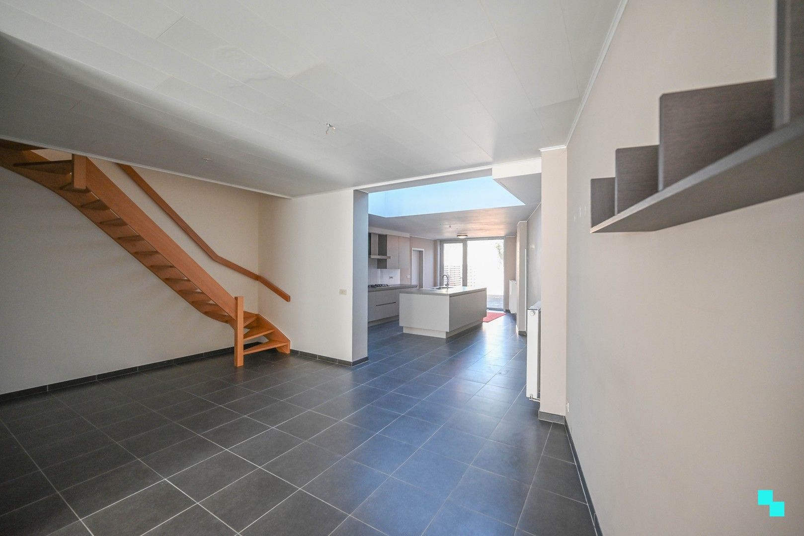 Goed onderhouden woning in het centrum van Oostrozebeke! foto 4