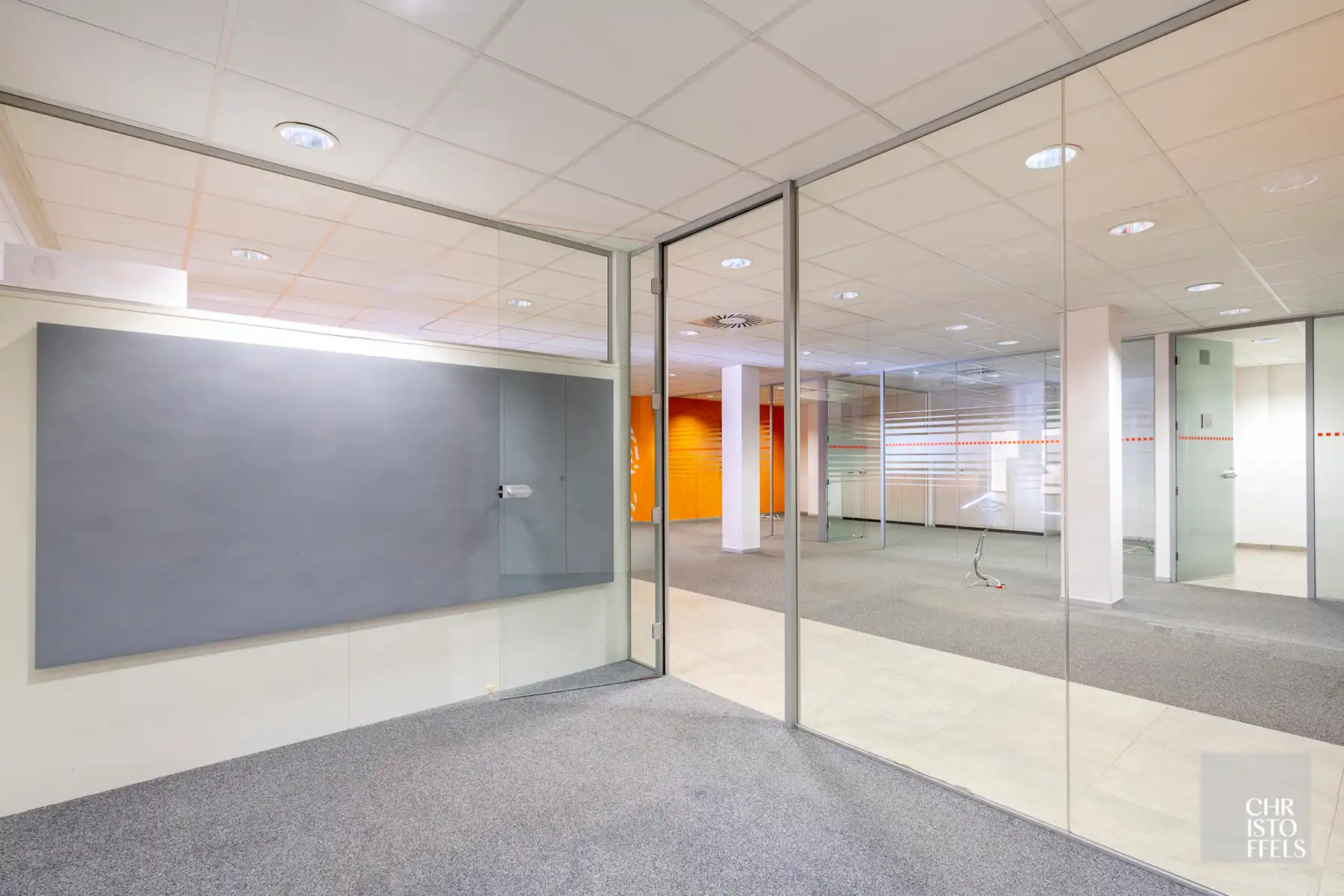 TE HUUR - Commerciële ruimte (271m²) mét parkeergelegenheid op een strategische locatie in Lanaken! foto 11