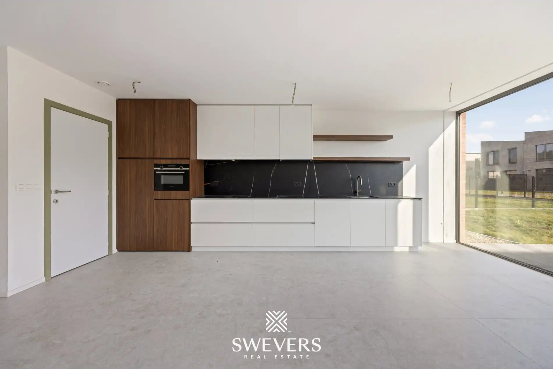 Moderne woning met open leefruimte en tuin foto 8