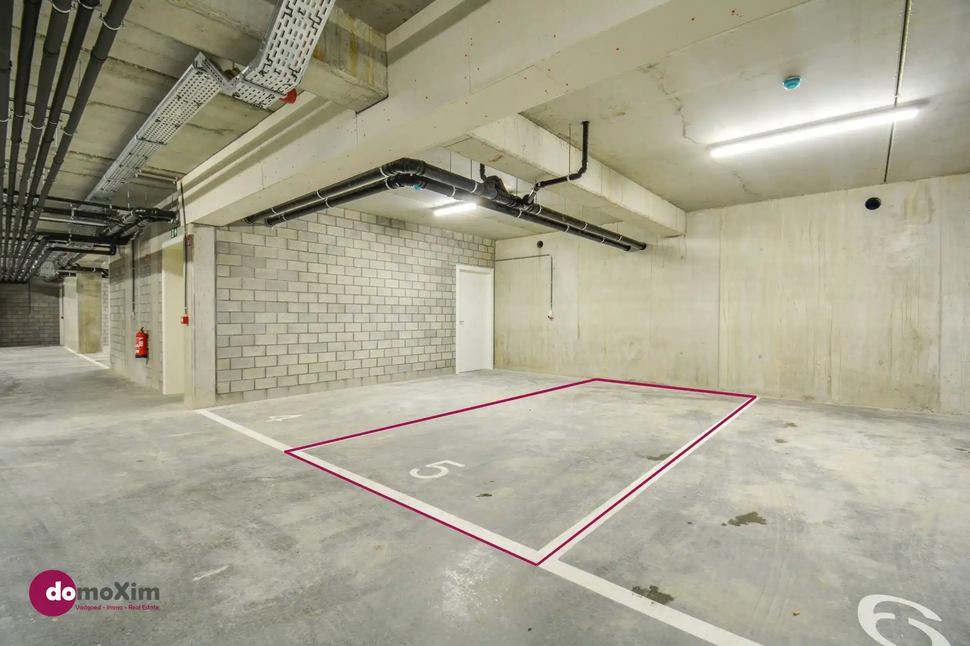 Ondergrondse parkeerplaats in het centrum van Baal foto {{pictureIndex}}
