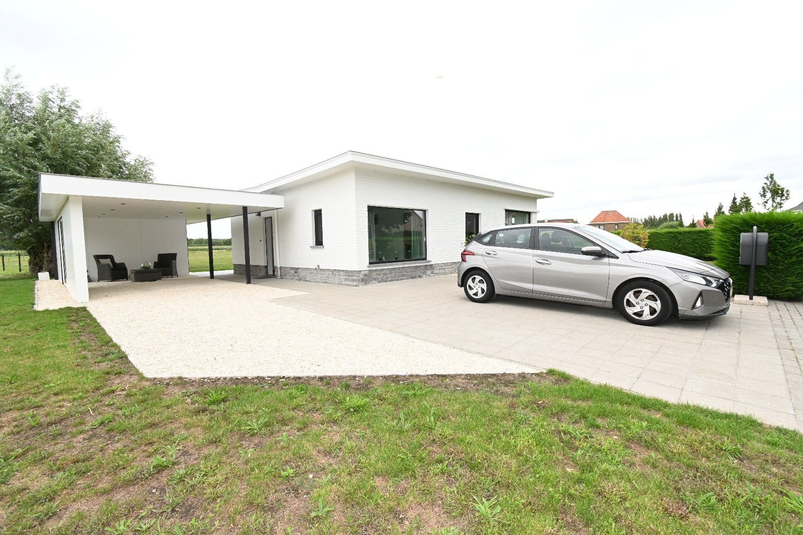Alleenstaande bungalow met garage en tuin te Maldegem foto {{pictureIndex}}