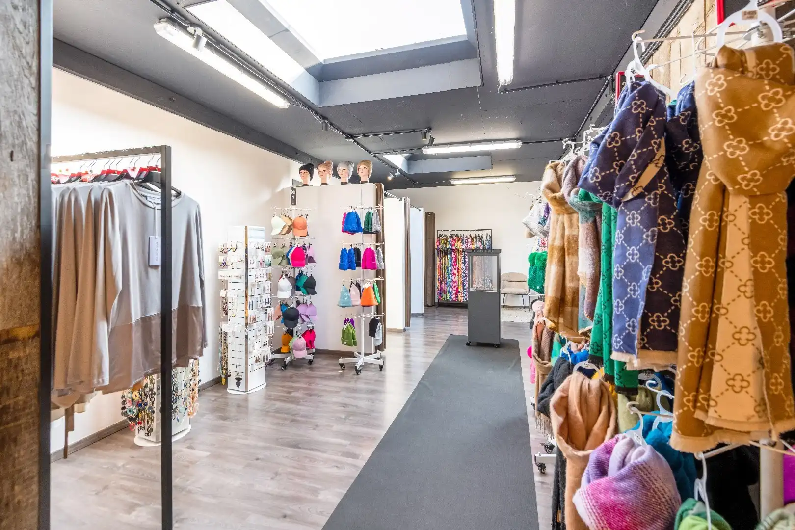 Goed gelegen handelsgelijkvloers gelegen op de Lippenslaan, vlakbij het Van Bunnenplein. foto 4