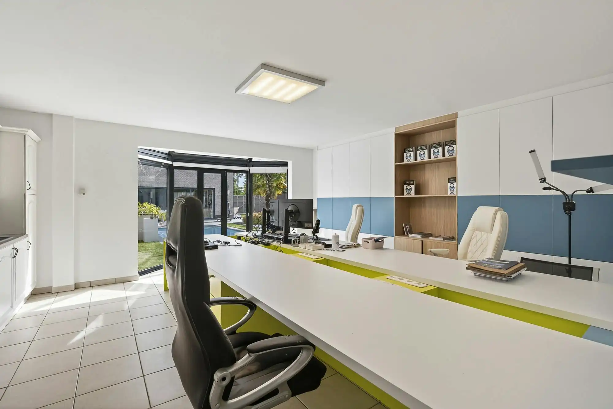 Luxe villa met exclusieve tuin en 600m2 magazijn in KMO-zone foto 28