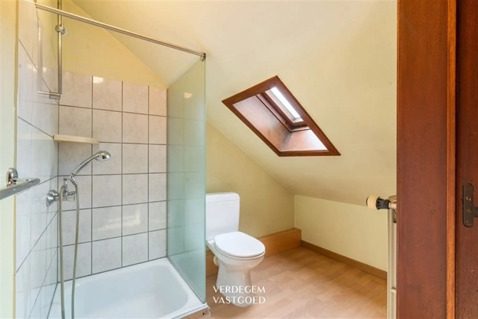 Handelspand met woonst tegenover ziekenhuiscampus Lokeren foto 12