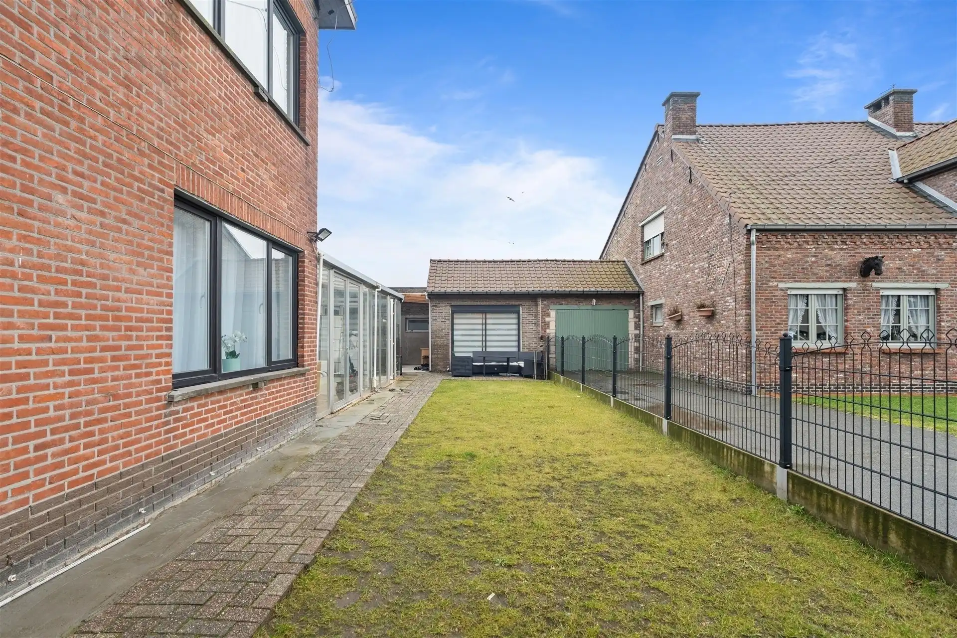Instapklare, halfopen bebouwing, met 6 slaapkamers, op 329m² grond te Overmere.  foto 20