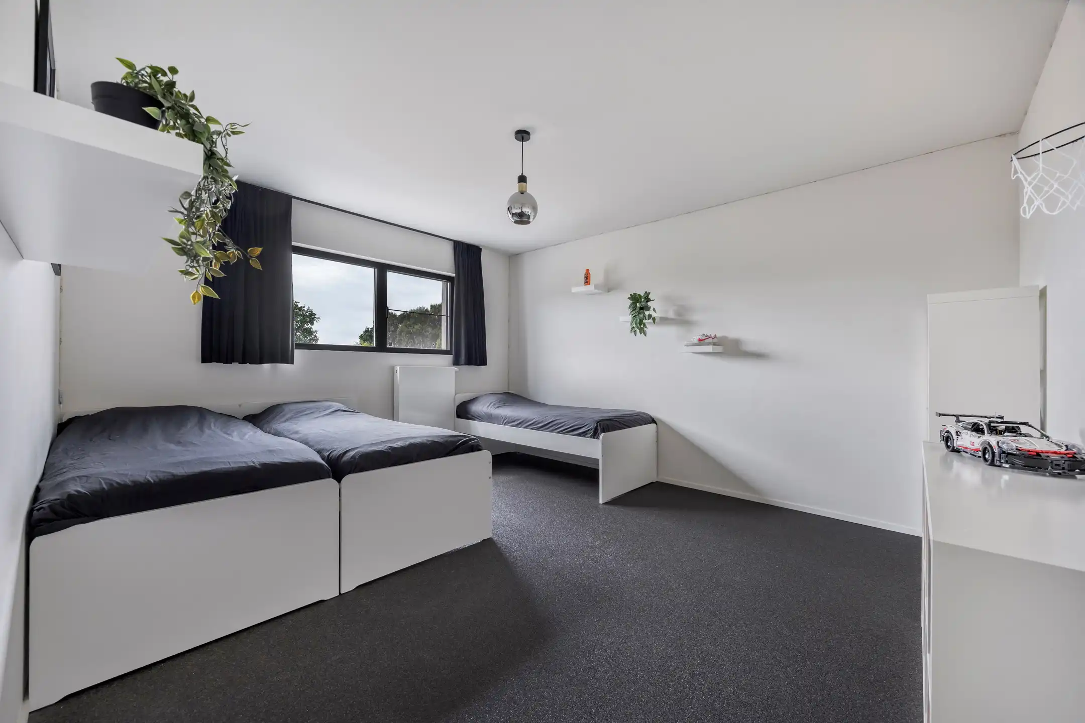 Moderne woning met tuin en bijgebouw in rustige wijk foto 16