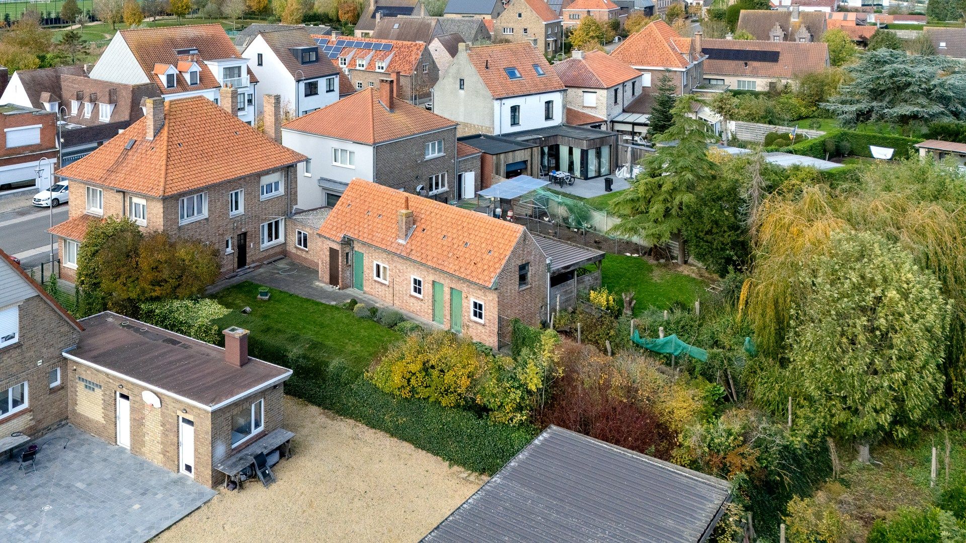 Klassieke villa met bijgebouwen, garage en prachtige tuin foto 3