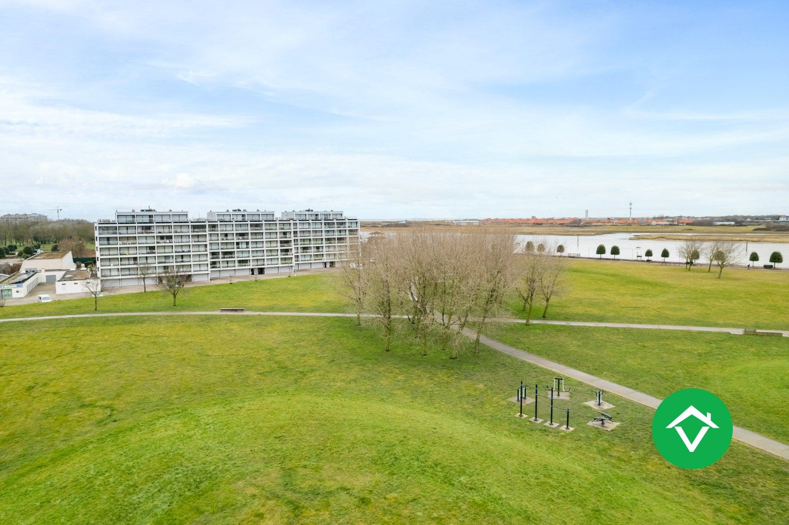 Instapklaar appartement met 2 slaapkamers en grote garage te Nieuwpoort foto 2