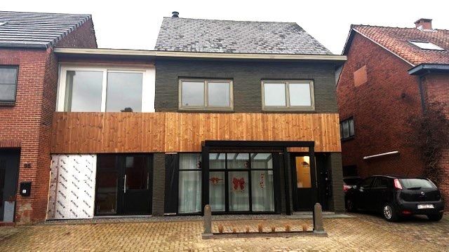 Ruim appartement met 3 slaapkamers nabij het centrum foto {{pictureIndex}}