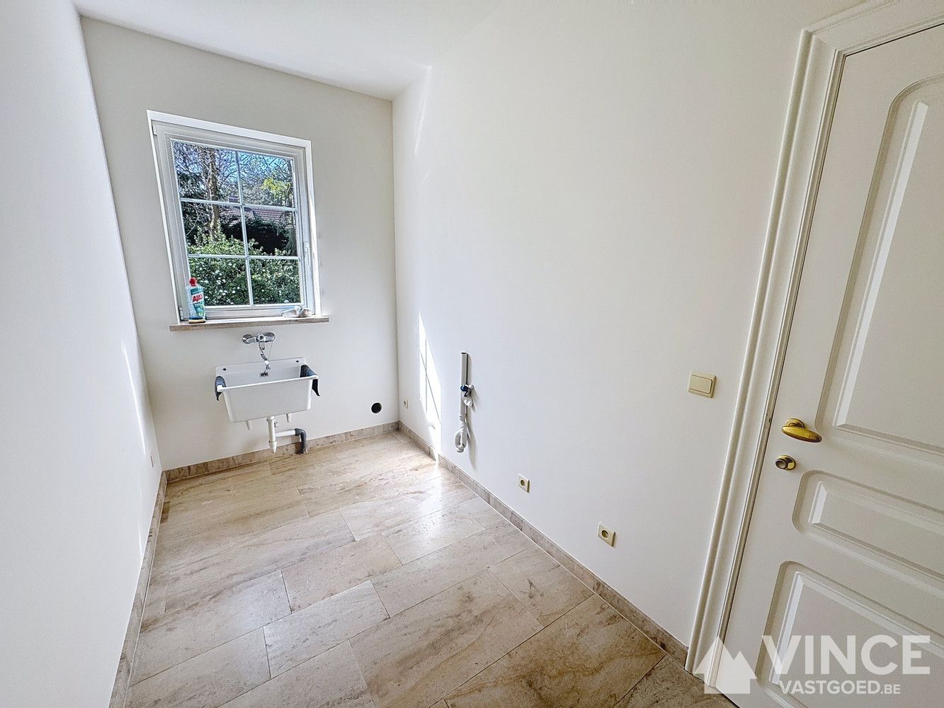 Prachtige villa in een rustige straat, omringd door groen foto 13