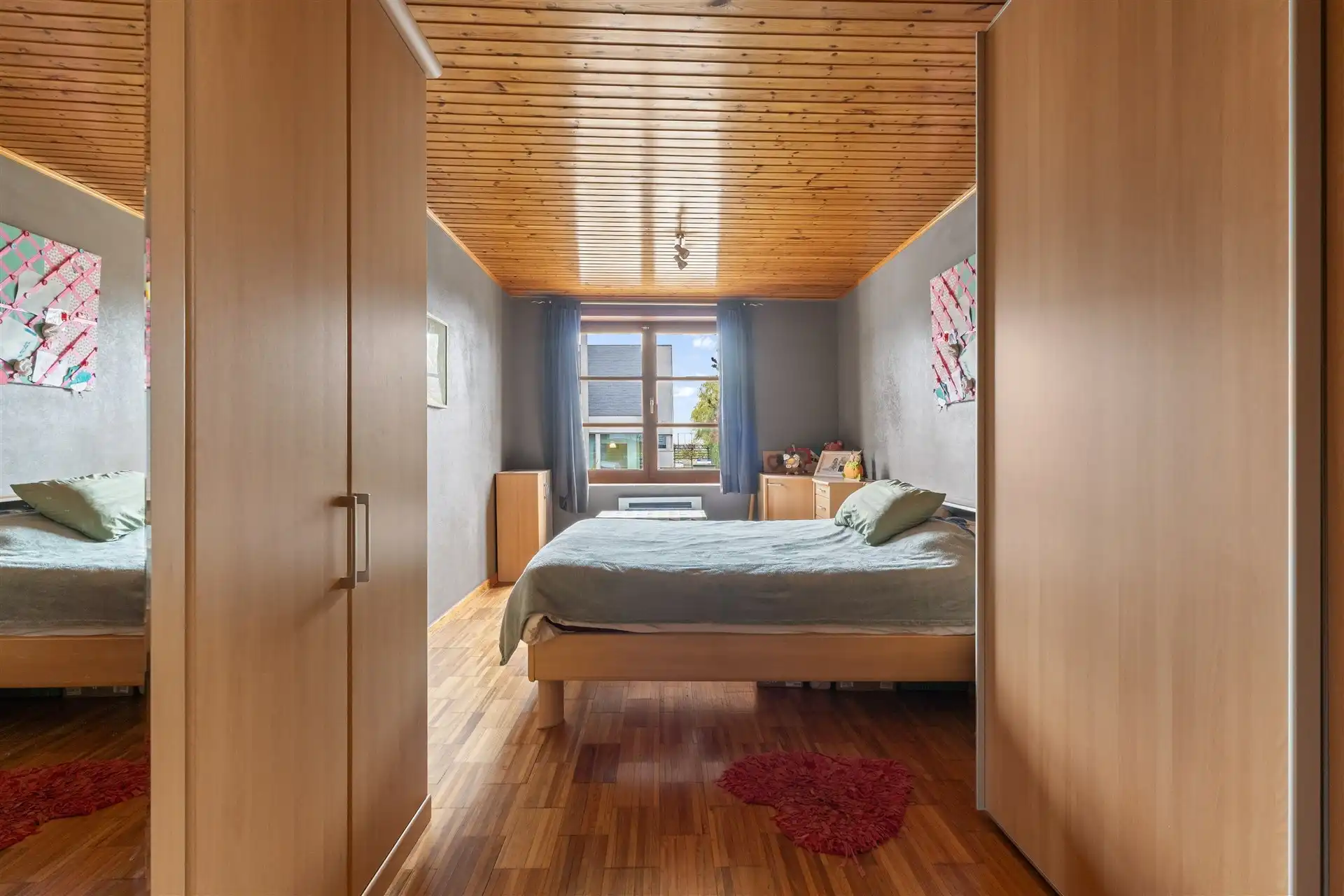 Zeer ruime halfopen bebouwing met 4 slaapkamers, oprit en garage, vlakbij centrum te Zele. foto 13