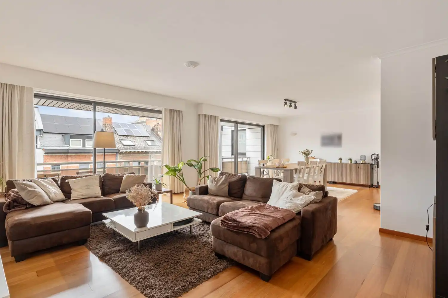 Hoofdfoto van de publicatie: Ruim (141m²) 3-slaapkamerappartement met staanplaats, kelder én twee grote terrassen