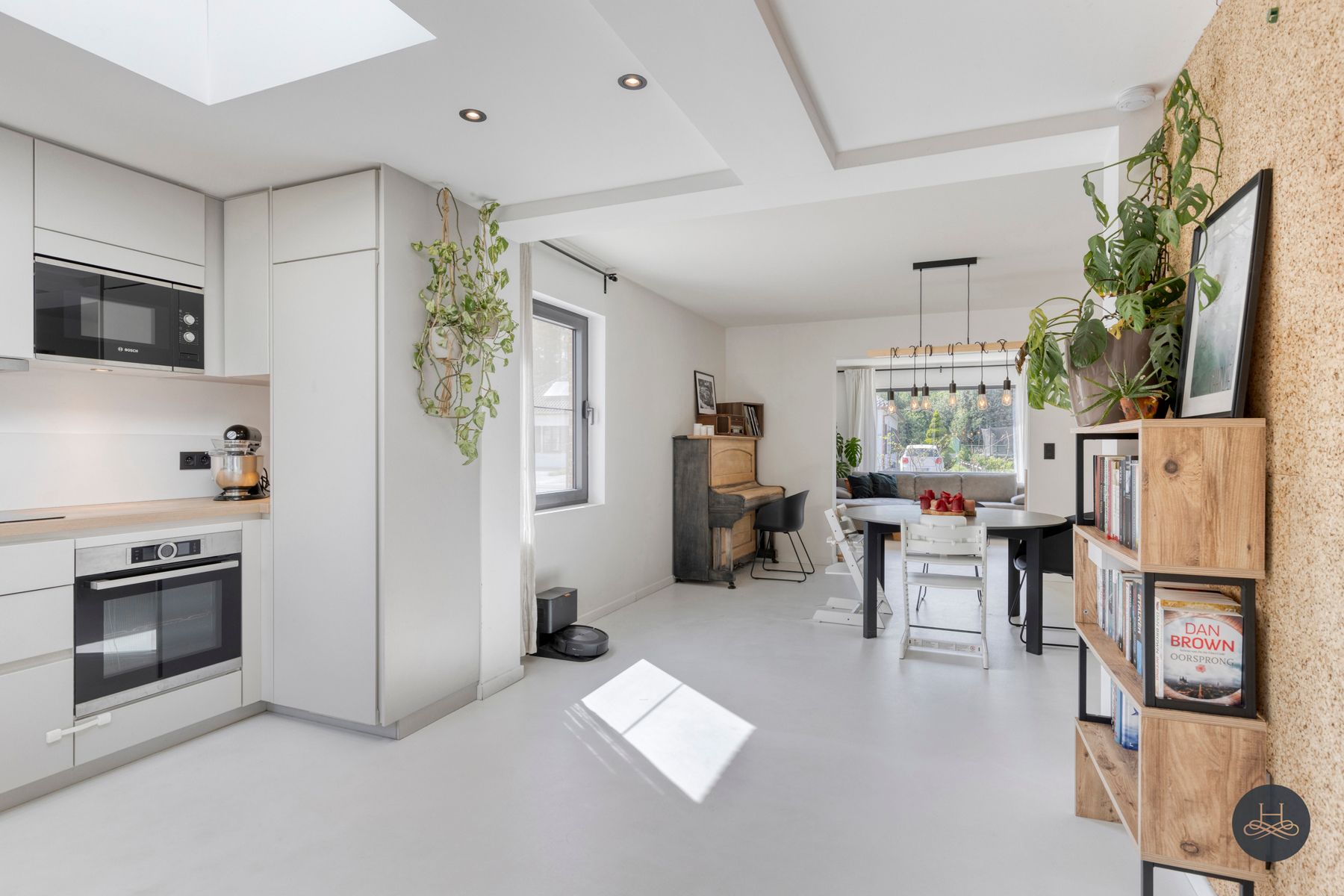 Volledig gerenoveerde open woning met ruime, praktische tuin foto 12