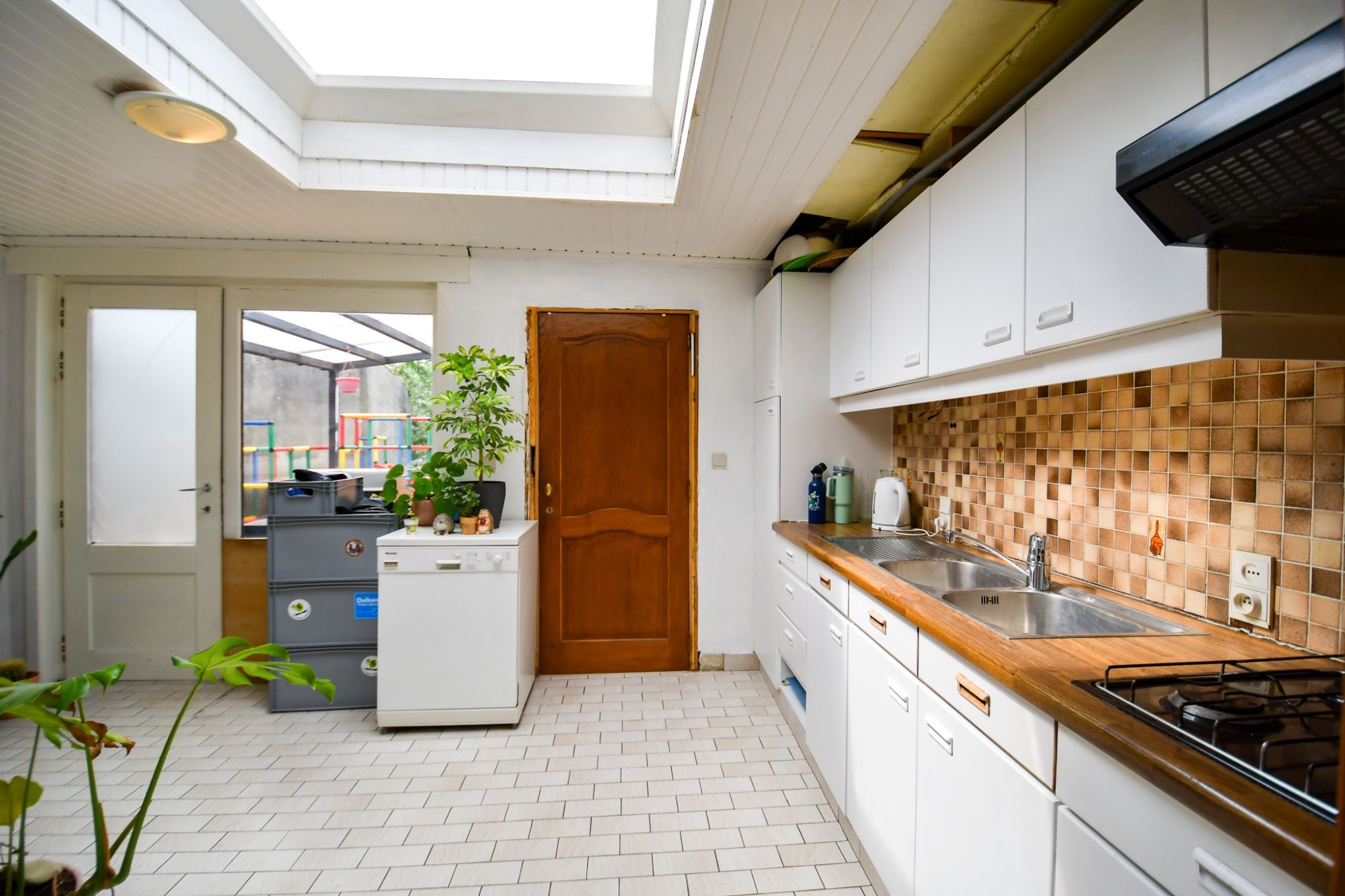 Gezinswoning met 3 slaapkamers, diepe tuin en enorm veel potentieel. foto 3