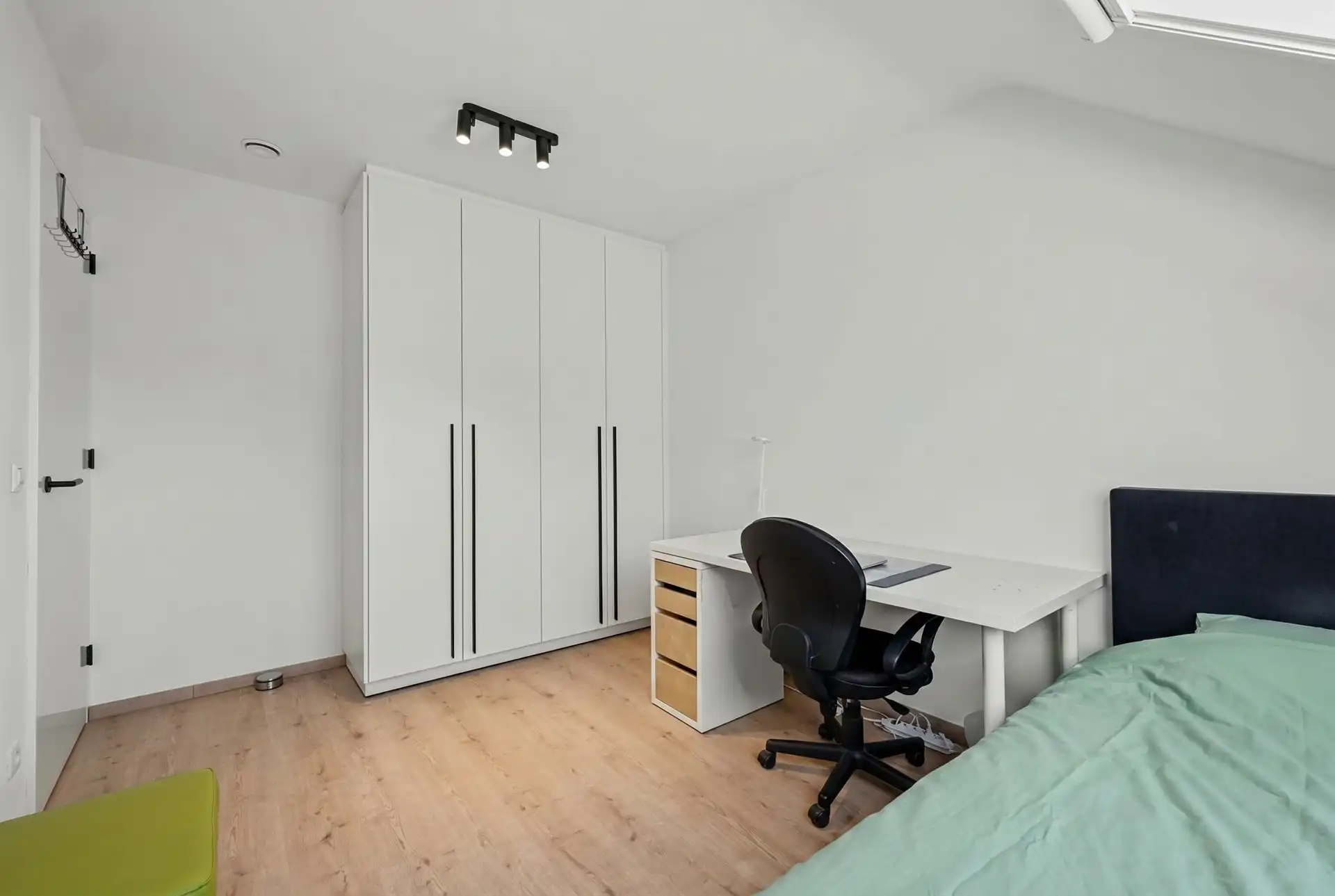 Ruime triplex woning met 3 slaapkamers en 2 parkeerplaatsen nabij het centrum van Stekene (159m²) foto 16