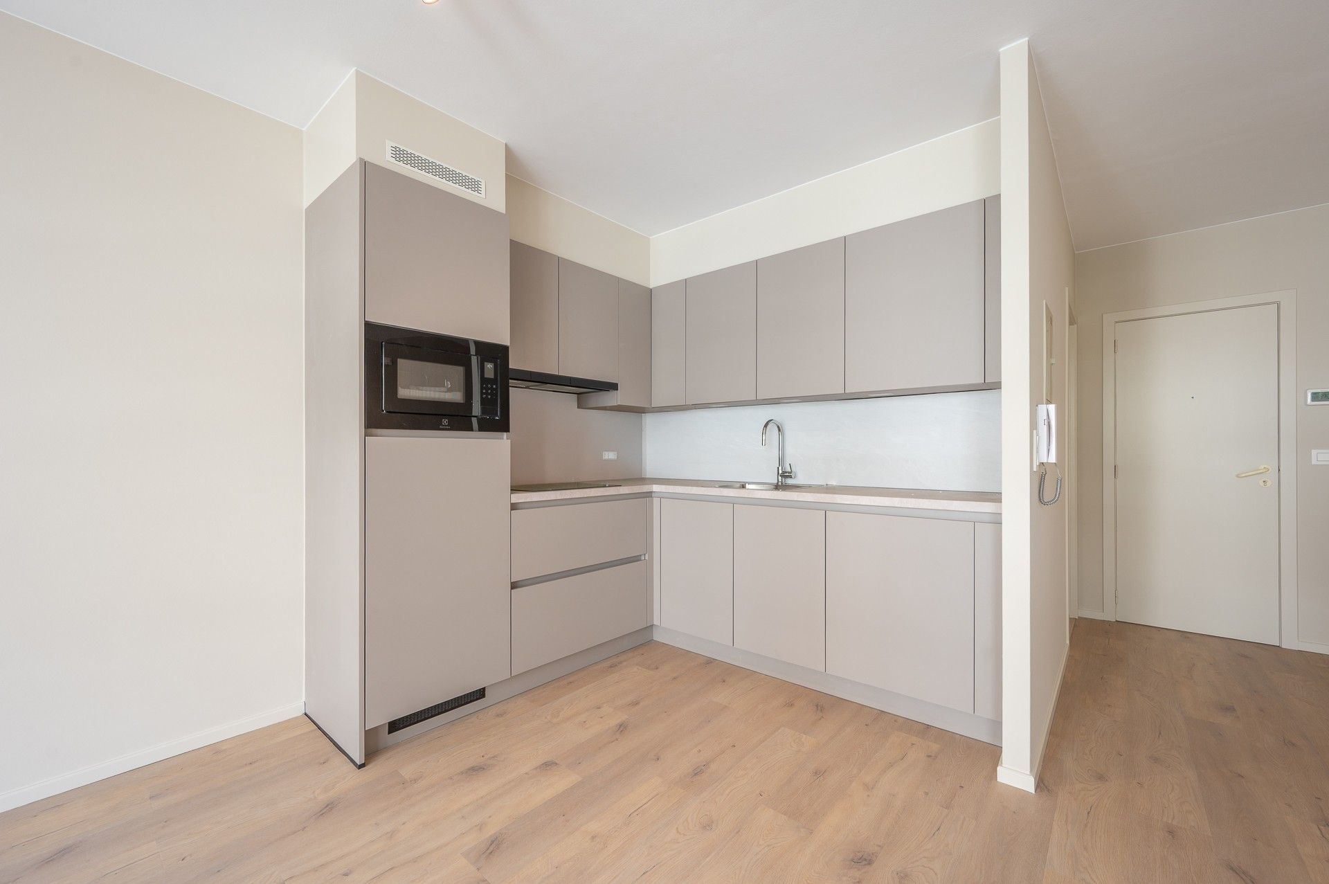 Ongemeubeld: vernieuwde studio op de Lippenslaan! foto 6