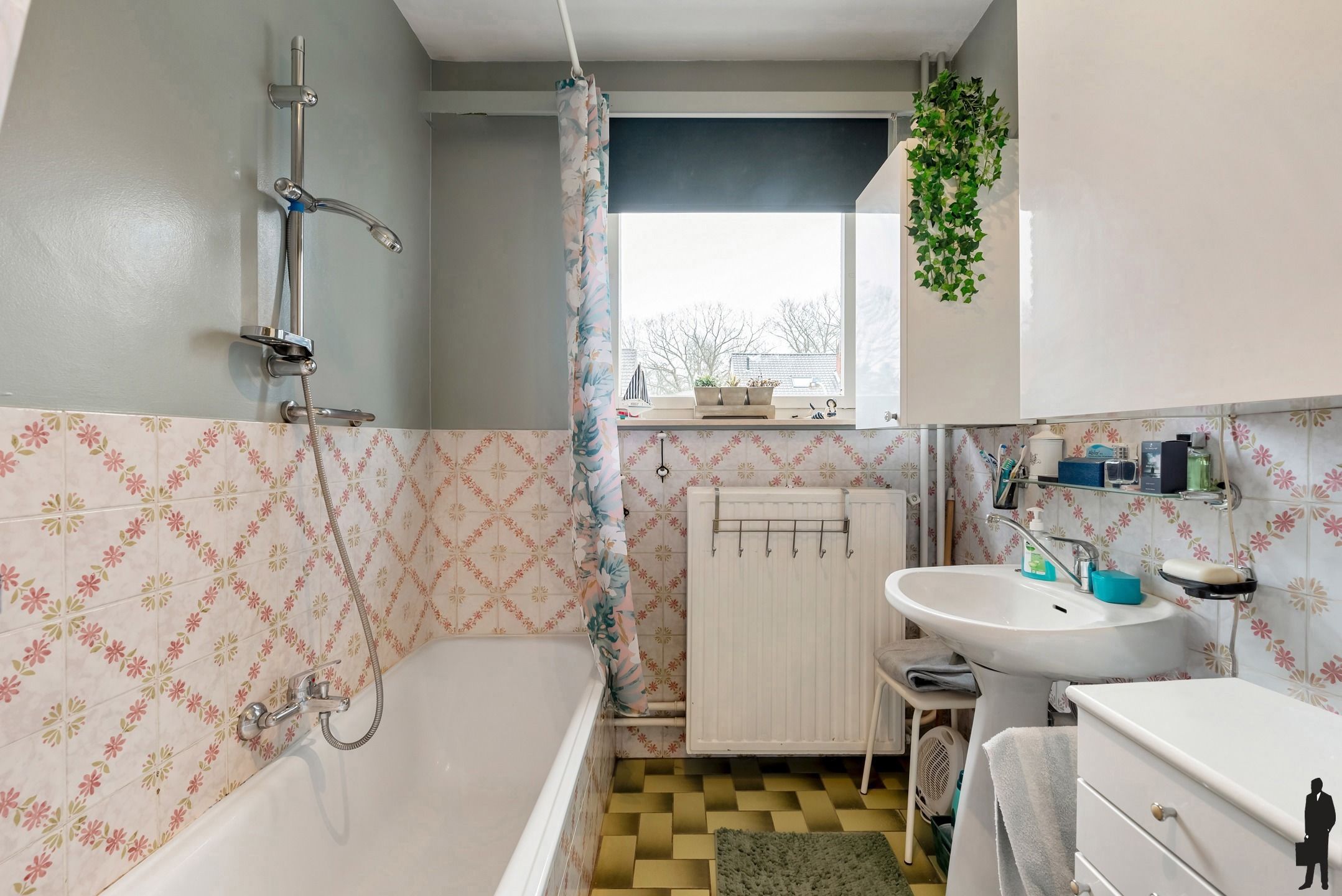 Te renoveren ruime bel-etagewoning op ca. 315 m² met veel potentieel en diepe besloten tuin! foto 9