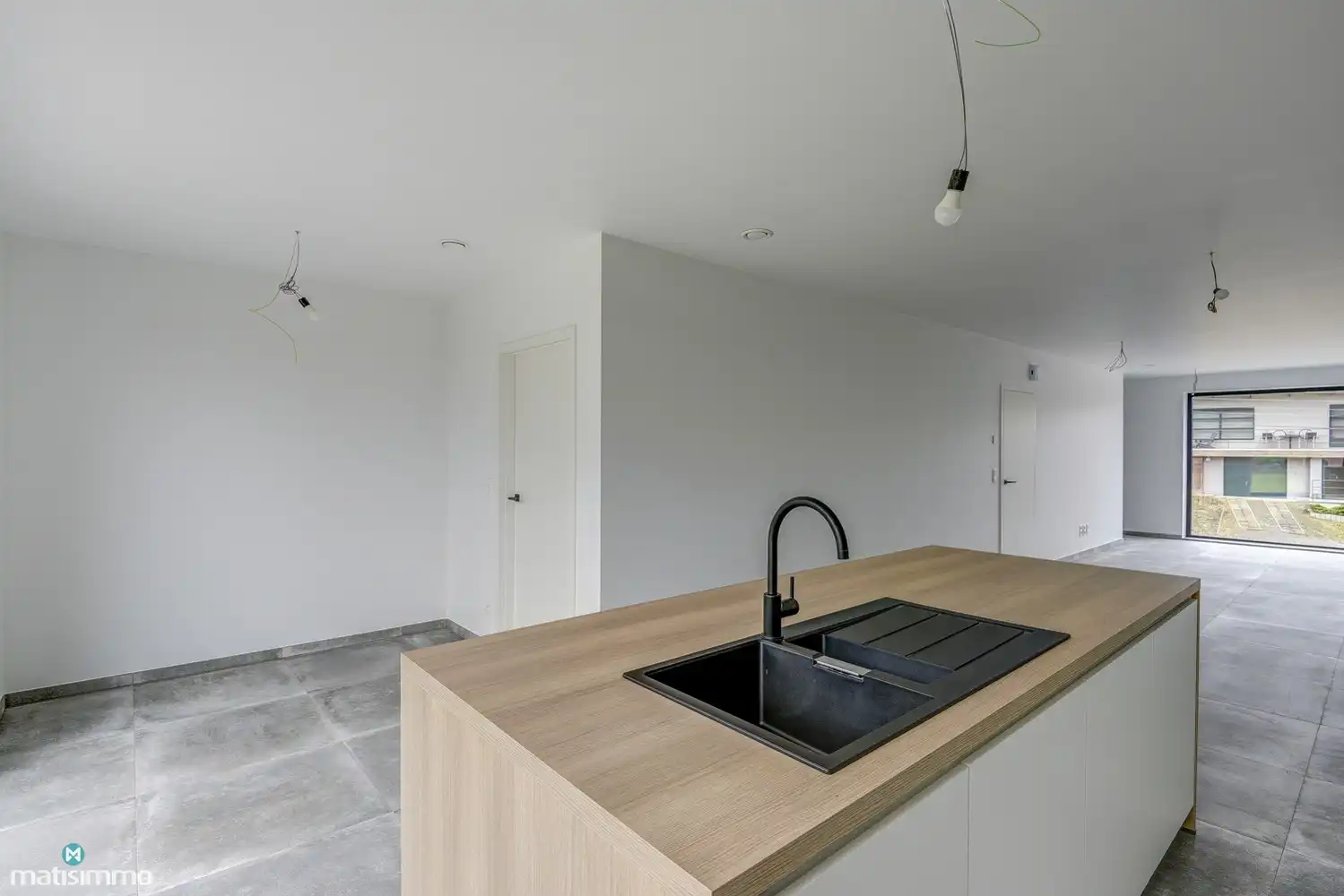 VOLLEDIG AFGEWERKTE EN GESCHILDERDE NIEUWBOUWWONING (EPB E10) MET 3 SLAAPKAMERS, 2 BADKAMERS, 2 GARAGES, KELDER EN AANGELEGDE TUIN IN WERM foto 8