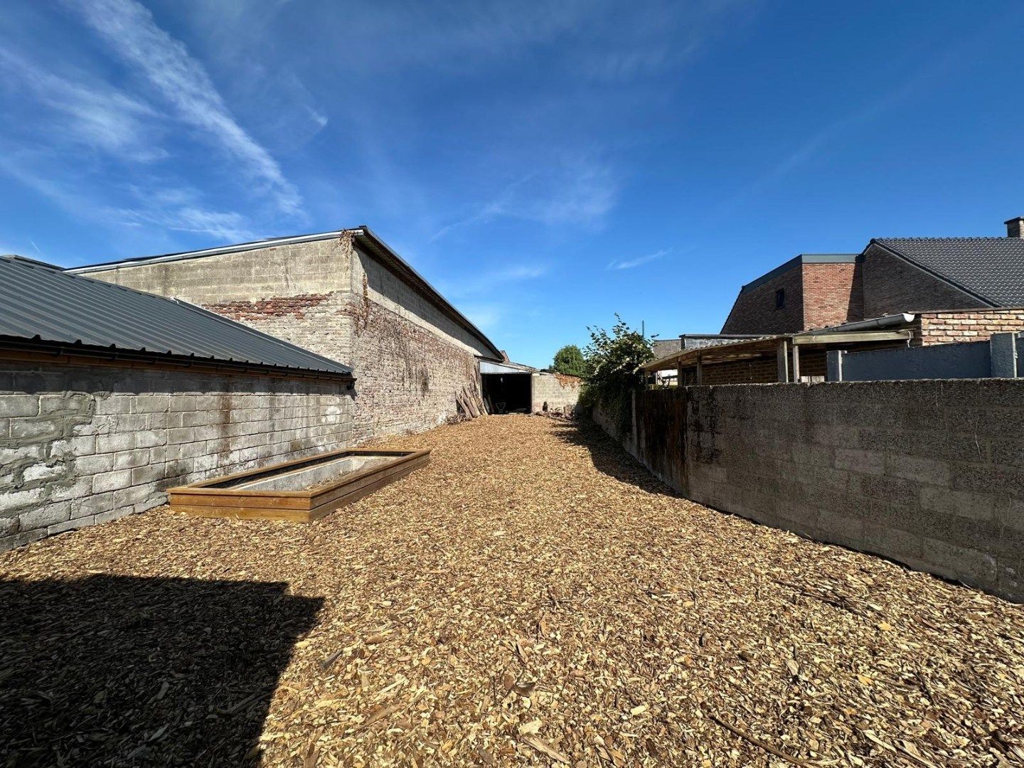 Ruim handelspand met magazijnen, loods, bureelruimte en grote tuin foto 8